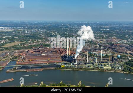 Luftaufnahme, Rhein, Rauchwolke über Duisburg Marxloh, thyssenkrupp - KBS - Kokerei Schwelgern, ThyssenKrupp EVOS Baucontainer, Stahl prod Stockfoto