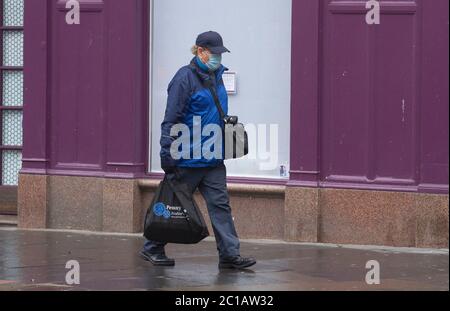 Dundee, Tayside, Schottland, Großbritannien. Juni 2020. UK Wetter: Ein trüber und nebliger Tag mit leichtem Regen über Nordost Schottland. Die Menschen tragen immer noch Schutzmasken und soziale Distanzierung, während sie den Tag für wichtige Einkäufe während der Covid-19 Phase 2 lockeren Sperrbeschränkungen im Stadtzentrum von Dundee verbringen. Kredit: Dundee Photographics/Alamy Live Nachrichten Stockfoto