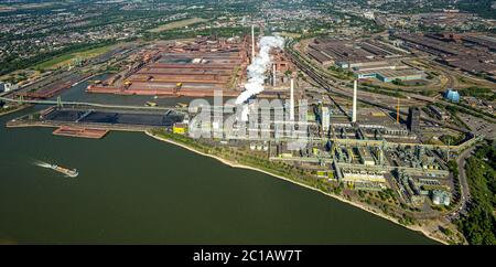 Luftaufnahme, Rhein, Rauchwolke über Duisburg Marxloh, thyssenkrupp - KBS - Kokerei Schwelgern, ThyssenKrupp EVOS Baucontainer, Stahl prod Stockfoto