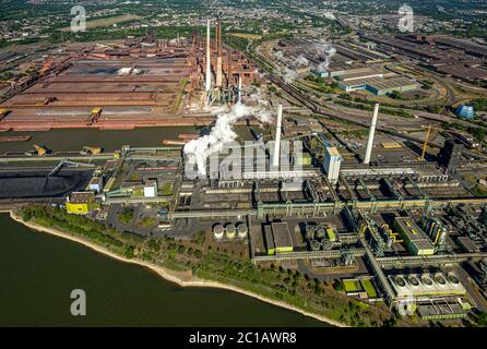 Luftaufnahme, Rhein, Rauchwolke über Duisburg Marxloh, thyssenkrupp - KBS - Kokerei Schwelgern, ThyssenKrupp EVOS Baucontainer, Stahl prod Stockfoto
