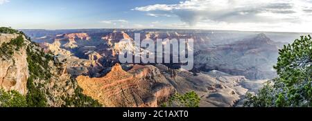 Hochauflösendes Panorama des Grand Canyon bei Sonnenaufgang Stockfoto