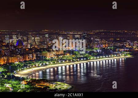 Nachtansicht der Innenstadtgebäude von Rio de Janeiro Stockfoto