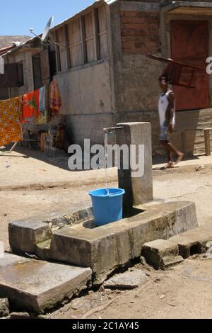 Nahaufnahme von Wasserfüllkübel mit Wasser außerhalb der Häuser, Ampangorinana Village, Nosy Komba Island, Madagaskar. Stockfoto