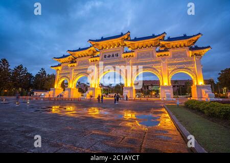 Das Tor der großen Frömmigkeit, Chiang Kai-shek Memorial Hall in der Nacht in Taipei City, Taiwan Stockfoto