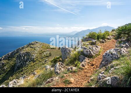 Landschaftlich schöner Küstenwanderweg mit Blick auf die wunderschöne Bucht im Mittelmeer Stockfoto