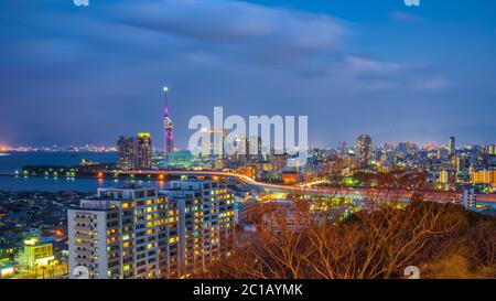 Fukuoka Skyline bei Nacht in Hakata, Fukuoka, Japan Stockfoto