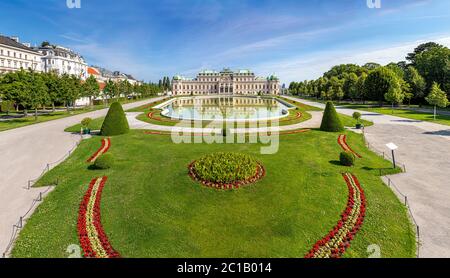 Vor dem Eingang des öffentlichen Barockparks des Belvedere Schloss Wien an einem sonnigen Tag Stockfoto