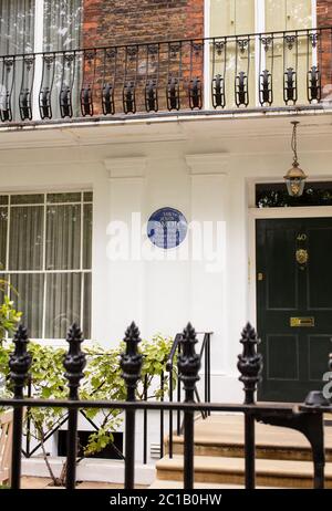 English Heritage Blaue Plakette zum Gedenken an Sir John Simon, Chirurg. Auf 40 Kensington Square, W1U 3EL, Kensington und Chelsea, London Stockfoto