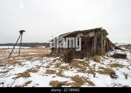 Ruinen einer verlassenen Holzhütte Stockfoto