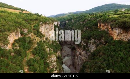 Albanien - Osum River Canyon - Kaniones Osumi Drone. Hochwertige Fotos Stockfoto