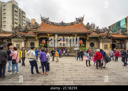 Die Touristen im Longshan Tempel in Taipei, Taiwan Stockfoto