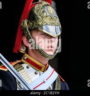 Junger Soldat, Nahaufnahme Porträt, Blues und Royals Mitglied der Household Cavalry in Uniform bei der Horse Guards Parade, London, Großbritannien Stockfoto