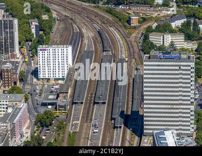 Luftaufnahme, Hauptbahnhof Essen, Premier Inn Essen City Hotel, Postbank AG Hochhaus, Essen, Ruhrgebiet, Nordrhein-Westfalen, Deutschland, Bahn Stockfoto