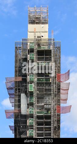 Big Ben, der Elizabeth Tower Glockenturm in Gerüsten und Bau Inszenierung während der Renovierung, Westminster, London, Großbritannien Stockfoto