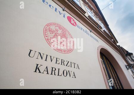 PRAG, TSCHECHIEN - 3. NOVEMBER 2019: Logo der Karlsuniversität vor ihrem Eingang. Die Universität Charles, oder Univerzita Karolina, ist das wichtigste Akadem Stockfoto