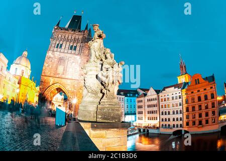 St. Ivo Statue auf der Karlsbrücke bei Nacht. Prag, Tschechische Republik Stockfoto