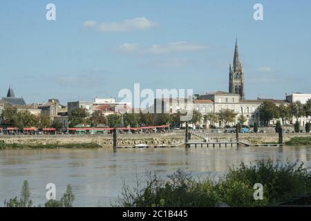 Panorama von Libourne vom Fluss Garonne aus gesehen mit einem Schwerpunkt auf der Kirche von Eglise Saint Jean Baptiste. Libourne ist eine große Stadt in Gironde, in der Stockfoto