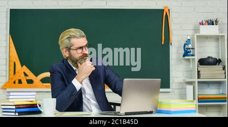 In Gedanken verloren. Ernster Mann zurück zur Schule. Der Oberlehrer sieht ernsthaft in der Brille aus. Business Coach denkt mit ernster Gesichts. Profunder Denker. Schule und Bildung. Ernst und nachdenklich. Stockfoto