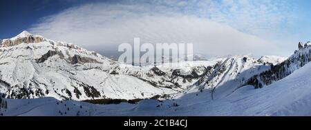 Panorama-Winteransicht der Sella Gruppe mit Arabba Skigebiet von Porta Vescovo Station. Sella Ronda (Sella Gruppe) Dolomiten Alpen. Trentino-Alto Stockfoto