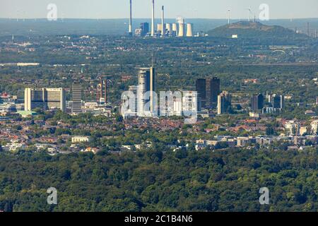 Luftbild, Skyline Essen, Blick nach Norden über die Innenstadt mit Rathaus Essen und RWE-Turm, zu den Uniper-Kraftwerken und dem Windpark Halde Oberscho Stockfoto