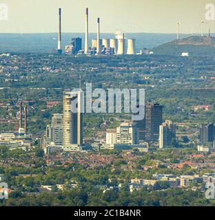 Luftbild, Skyline Essen, Blick nach Norden über die Innenstadt mit Rathaus Essen und RWE-Turm, zu den Uniper-Kraftwerken und dem Windpark Halde Oberscho Stockfoto