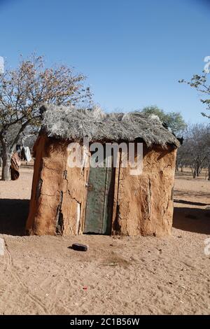 Traditionelles Himba Haus in einem Dorf. Die Hütte ist aus Schlamm und Stroh gebaut und kann die Hitze und Dürre aus der Wüste, die toten Vlei, Namibia ertragen Stockfoto