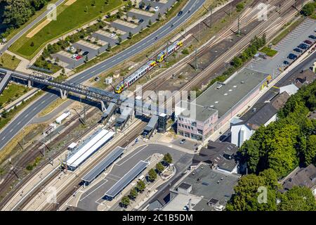 Luftaufnahme, Finnentrop Station, Fußgängerbrücke, Finnentrop, Sauerland, Nordrhein-Westfalen, Deutschland, Bahngleise, Bahnhof, Bahnhofsvorfahrt Stockfoto