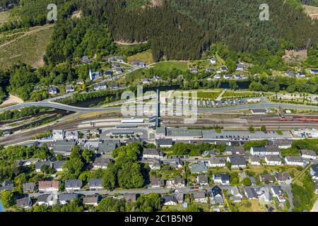 Luftaufnahme, Finnentrop-Station, Fußgängerbrücke, Finnentrop, Sauerland, Nordrhein-Westfalen, Deutschland, Bahnhof, Bahnhofsvorplatz, DE, D Stockfoto