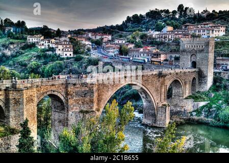 Luftaufnahme zur San Martins Brücke und dem Fluss Ragus, Toledo, Spanien Stockfoto