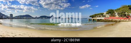 Panoramablick auf den berühmten Copacabana Strand in Rio de Janeiro Stockfoto