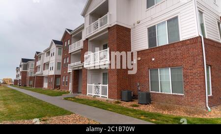 Panorama Crop zurückgehende Ansicht eines modernen Apartment-Komplex Stockfoto