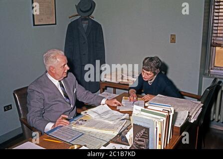 Büroarbeit wie in den 1960er Jahren – hier im Rikers Island Gefängniskomplex, East River, New York, USA 1963. Stockfoto