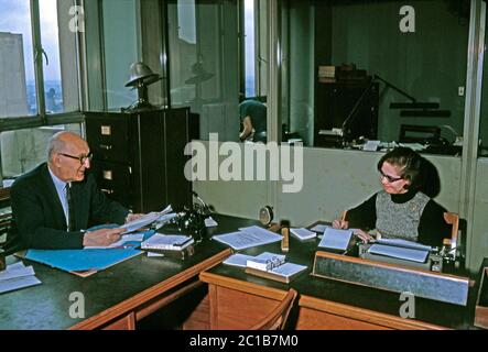 Büroarbeit wie in den 1960er Jahren – hier im Rikers Island Gefängniskomplex, East River, New York, USA 1963. Eine Frau macht sich Notizen. Stockfoto