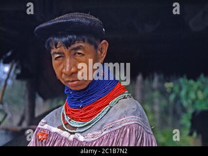 Ein Seminole Indianer, ein Indianer, in Okalee Indian Village, Florida USA c. 1955 – Hier posiert eine alte Frau für die Kamera mit ihren markanten, bunten Perlen um ihren Hals. Ihr Haar ist in einem Bun-Stil gehalten an Ort und Stelle mit einem Haarnetz. Seminolen waren nur Stämme, die sich nie der US-Regierung ergeben und sich selbst das "Uneroberte Volk" nennen. Seminoles sind traditionell für ihre Korbflechterei Fähigkeiten, Weben, bunte Patchwork Kleider und Perlenarbeiten bekannt. Stockfoto