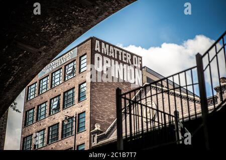 "Eine Frage der Meinung" malte Botschaft auf einem Gebäude in Livery Street, Birmingham Stockfoto