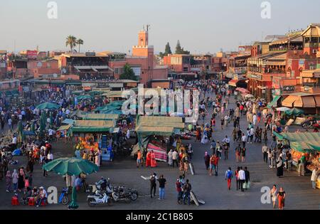 Marokko, Marrakesch. Abenddämmerung auf dem Djemaa el Fna Platz. Nachts verwandelt sich der Platz in ein riesiges Restaurant unter freiem Himmel und eine Vielzahl von Aktivitäten. Stockfoto