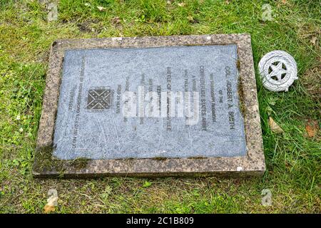 So 14. Juni 2020. Edinburgh, Schottland. Das umstrittene Denkmal für Oberst Robert A. Smith von der Bundeswehr auf dem Dean Friedhof, Edinburgh, Schottland. Das Denkmal hat vor kurzem seine konföderierten Fahnen entfernt und die konföderierten Kriegsveteran Abzeichen in den Boden gestempelt gesehen. Stockfoto