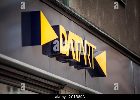 PRAG - TSCHECHIEN - 2. NOVEMBER 2019: Datart Logo vor ihrem Laden für Prag. Datart International ist eine tschechische Kette von Elektronik, Technologie Stockfoto