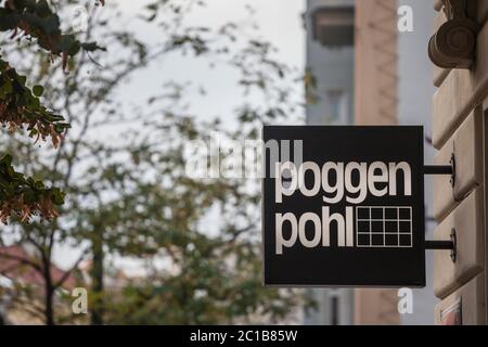 PRAG, TSCHECHIEN - 2. NOVEMBER 2019: Poggenpohl-Logo vor ihrem Hauptgeschäft für Prag. Poggenpohl ist ein deutscher Küchendesigner und Hersteller. Stockfoto