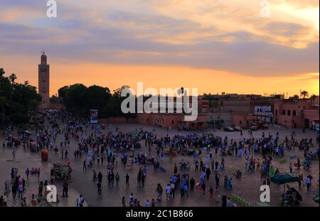 Marokko, Marrakesch. Abenddämmerung auf dem Djemaa el Fna Platz. Nachts verwandelt sich der Platz in ein riesiges Restaurant unter freiem Himmel und eine Vielzahl von Aktivitäten. Stockfoto