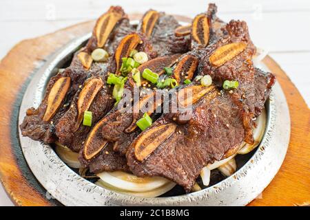 Koreanische Gegrillte Rinderrippen. BBQ Rindfleisch, gebratene Rippchen Stockfoto