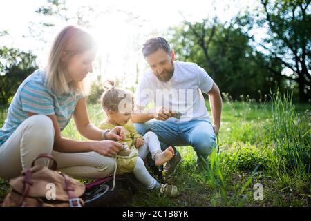 Familie mit kleiner Tochter auf Radtour, eine Pause. Stockfoto