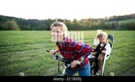 Mutter mit zwei kleinen Tochter auf Radtour, Spaß haben. Stockfoto