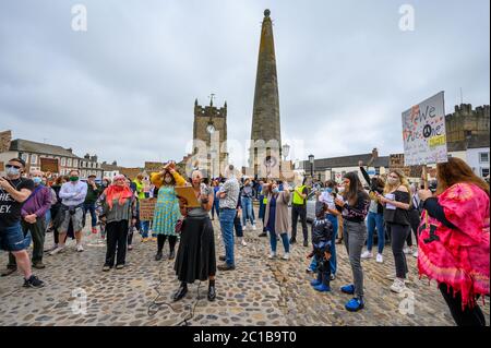 Richmond, North Yorkshire, Großbritannien - 14. Juni 2020: Blick auf BLM-Demonstranten auf den Kopfsteinpflaster auf dem Marktplatz bei einem Protest der Black Lives Matter in Richmo Stockfoto