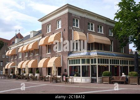 Wageningen, Niederlande, 9. Juni 2020: 'Hotel de Wereld' in der niederländischen Stadt Wageningen. An einem sonnigen Tag mit blauem Himmel Stockfoto