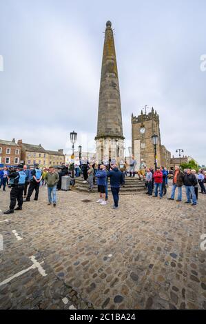 Richmond, North Yorkshire, Großbritannien - 14. Juni 2020: Gegendemonstler schützen den Obelisk und das Green Howards Museum bei einem Protest gegen Black Lives Matter Stockfoto