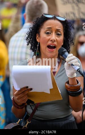 Richmond, North Yorkshire, Großbritannien - 14. Juni 2020: Eine Sprecherin bei einem Protest von Black Lives Matter in Richmond, North Yorkshire Stockfoto