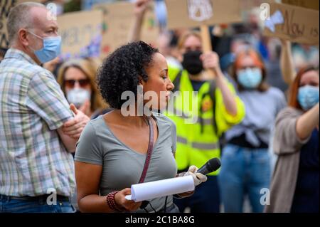 Richmond, North Yorkshire, Großbritannien - 14. Juni 2020: Eine Rednerin bei einem Protest gegen Black Lives Matter nimmt sich einen Moment Zeit, um sich während ihrer Rede in Richmo zu komponieren Stockfoto