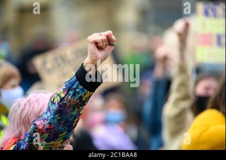 Richmond, North Yorkshire, Großbritannien - 14. Juni 2020: Eine ältere Frau hielt sich in der Hand, um bei einem Protest der Black Lives Matter in Richmond, North Yorkshire, zu grüßen Stockfoto