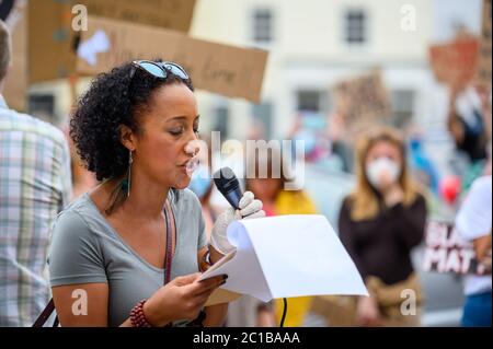 Richmond, North Yorkshire, Großbritannien - 14. Juni 2020: Eine Sprecherin bei einem Protest von Black Lives Matter in Richmond, North Yorkshire, mit anderen Protestierenden Stockfoto